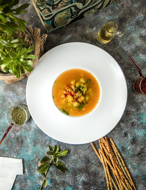 Vista superior tazón de sopa de calabaza con galletas