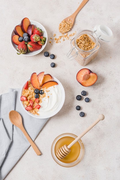 Vista superior tazones de desayuno con yogur y frutas