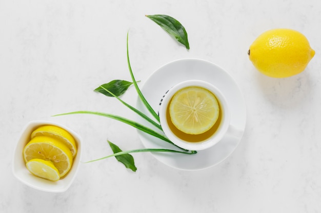 Vista superior de té de limón con rodajas de limón
