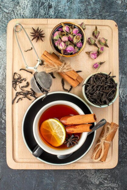 Vista superior té de limón en taza y tetera en el fondo gris mañana fruta desayuno ceremonia color foto comida