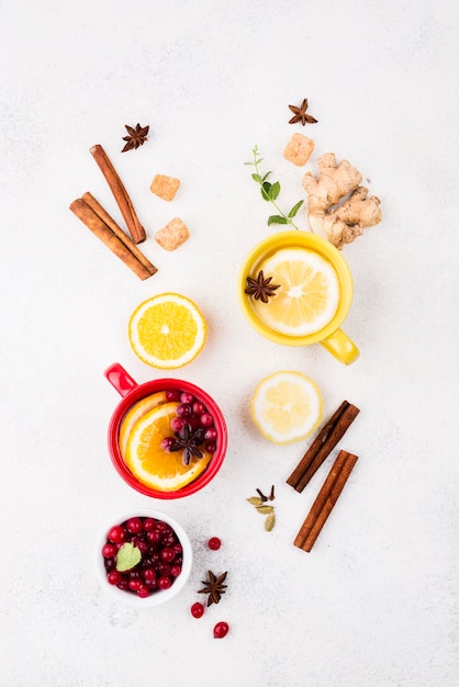 Vista superior de té de limón y tazas con sabor a frutas