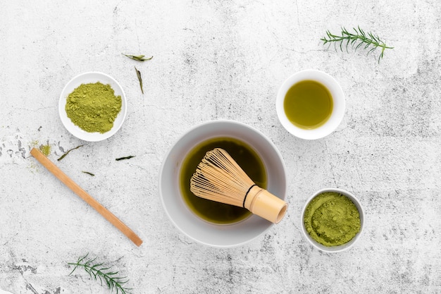 Foto gratuita vista superior de té matcha y batidor de bambú