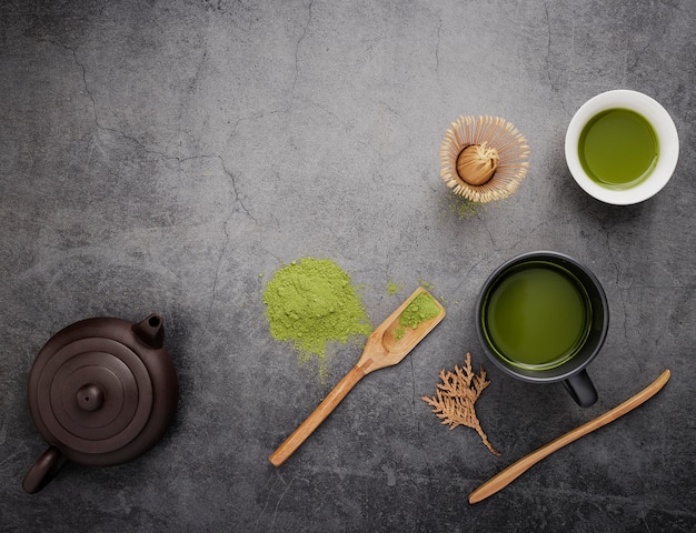 Vista superior del té matcha con cuchara de madera y tetera