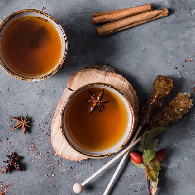 Vista superior de té en taza con anís estrellado y canela