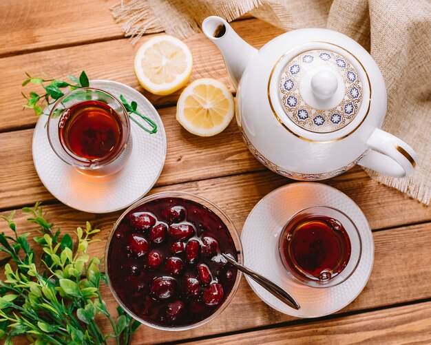 Vista superior de té en vaso armudu servido con murabba azerbaiyano y limón