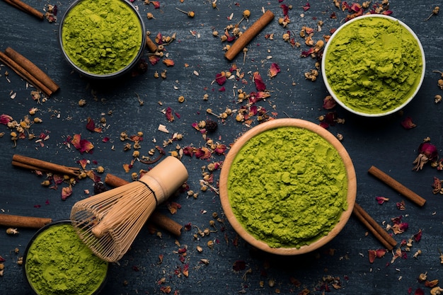 Vista superior del té verde asiático tradicional