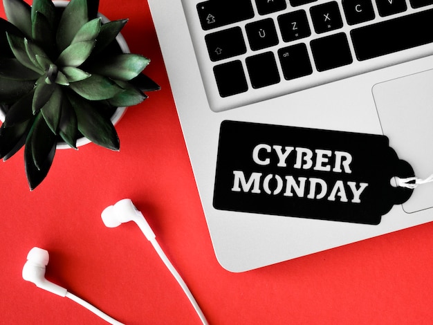 Vista superior del teclado con auriculares para cyber monday