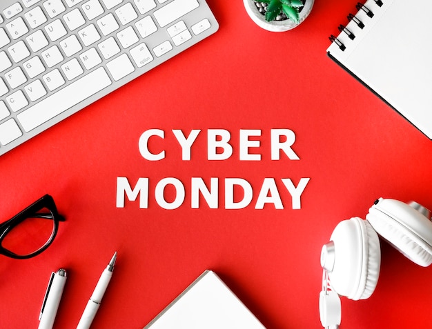 Vista superior del teclado con auriculares y portátil para cyber monday