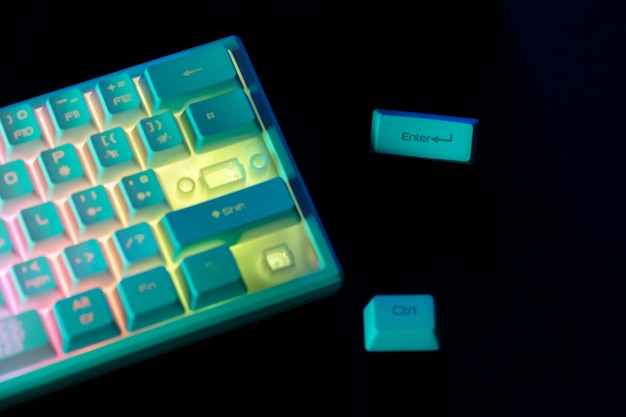 Foto gratuita vista superior del teclado azul con luces