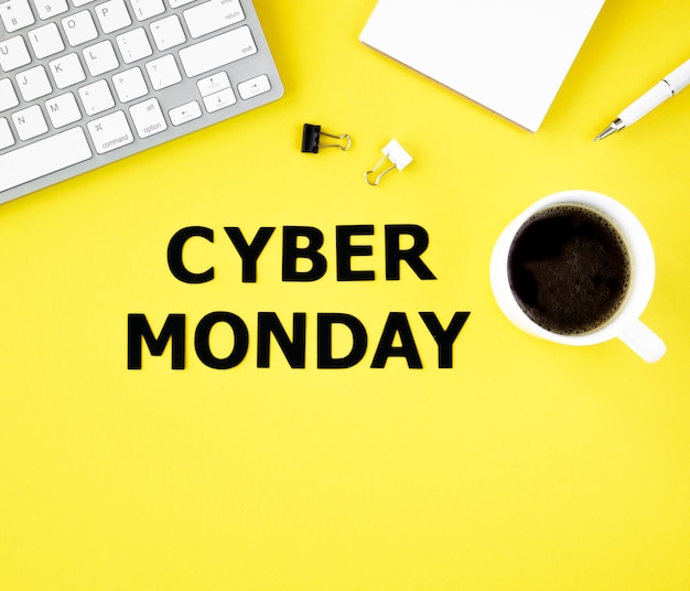 Vista superior del teclado con café para cyber monday