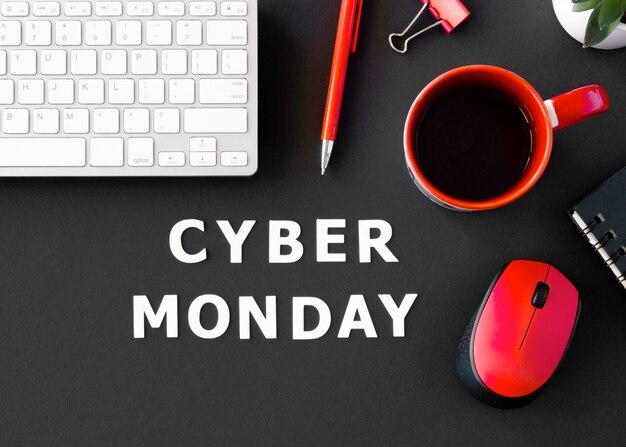 Vista superior del teclado con café y mouse para cyber monday