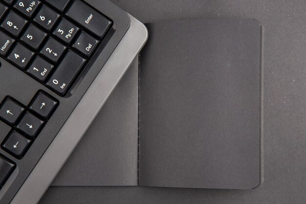 Vista superior del teclado del cuaderno negro en la mesa oscura