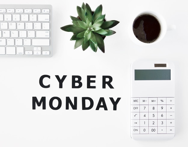 Vista superior del teclado con planta y café para cyber monday