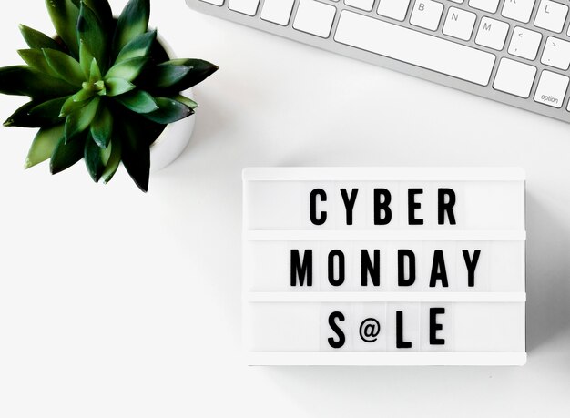 Vista superior del teclado con planta y caja de luz cyber monday