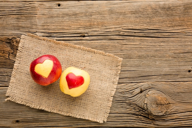 Vista superior de tela y manzana con forma de corazón de fruta y espacio de copia