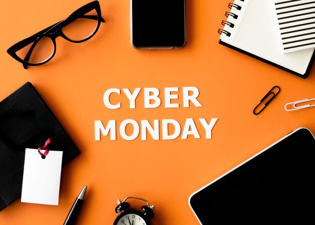 Vista superior del teléfono inteligente y la tableta para el cyber monday