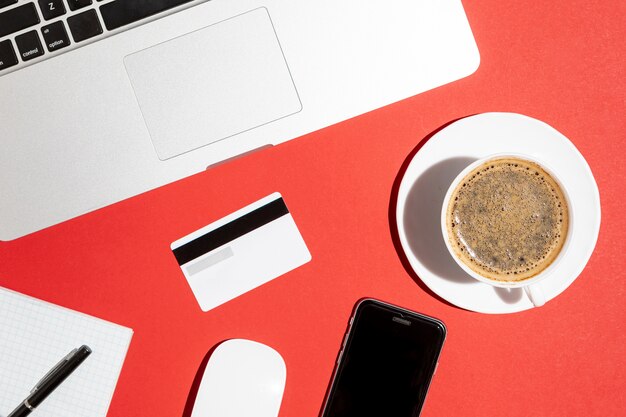 Foto gratuita vista superior del teléfono con tarjeta de crédito y taza de café