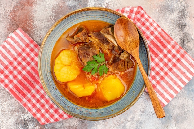 Foto gratuita vista superior de la toalla de cocina de sopa bozbash casera una cuchara de madera sobre fondo desnudo cocina azerbaiyana