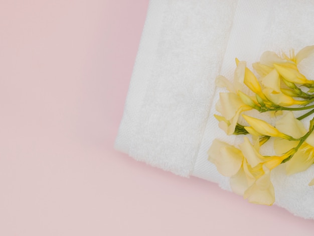 Foto gratuita vista superior de la toalla con flor amarilla.
