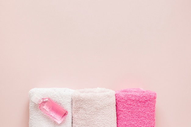 Foto gratuita vista superior de toallas de baño con espacio de copia