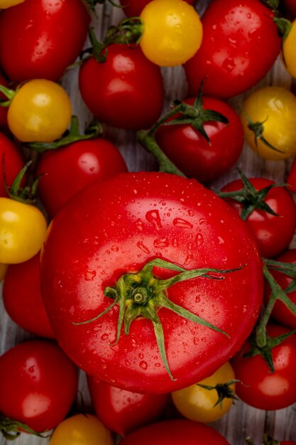 Vista superior de tomates amarillos y rojos en la mesa de madera