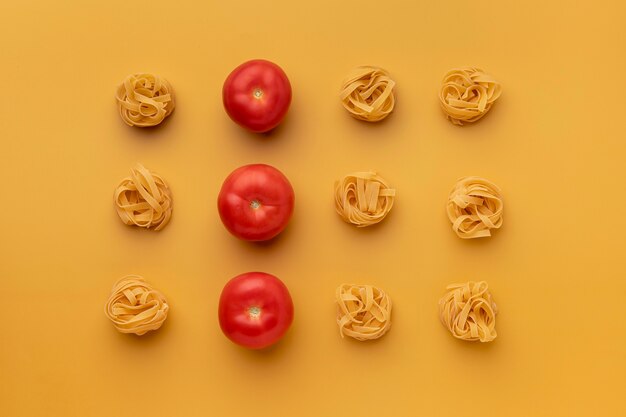 Vista superior de tomates y arreglo de pasta