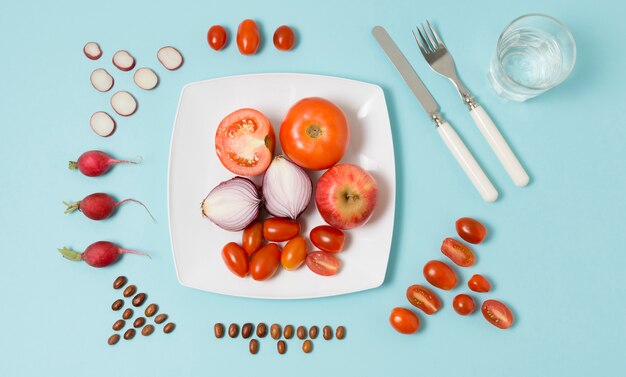 Vista superior de tomates y cebollas en un plato