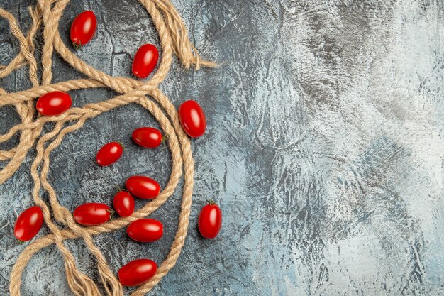Vista superior de tomates cherry rojos con cuerdas