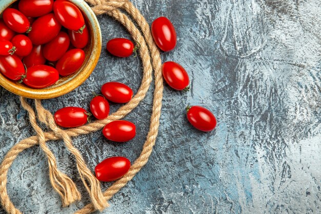 Vista superior de tomates cherry rojos con cuerdas