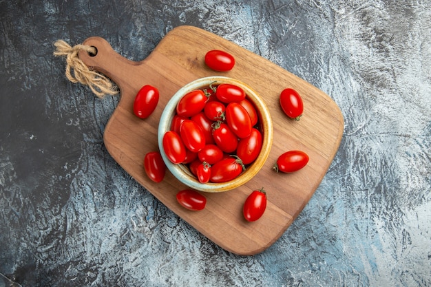 Vista superior de tomates cherry rojos