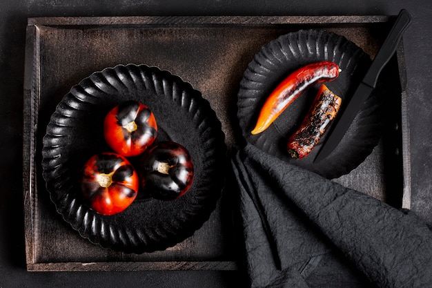 Foto gratuita vista superior de tomates y chiles al horno pintados de negro