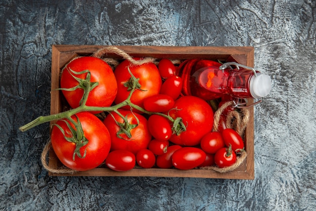 Vista superior de tomates frescos con cereza dentro de la caja