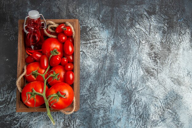 Vista superior de tomates frescos con cereza dentro de la caja