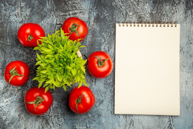 Foto gratuita vista superior de tomates frescos con planta verde