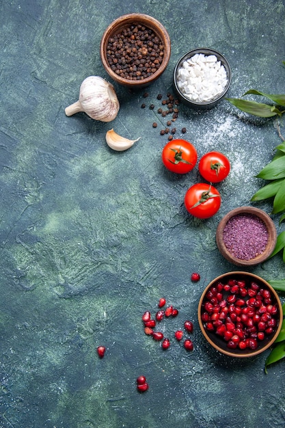 Vista superior de tomates rojos frescos con ajo y condimentos sobre fondo oscuro color ensalada madura comida foto salud dieta