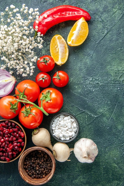 Foto gratuita vista superior de tomates rojos frescos con ajo y condimentos en la superficie oscura, comida saludable, dieta, ensalada, comida en color