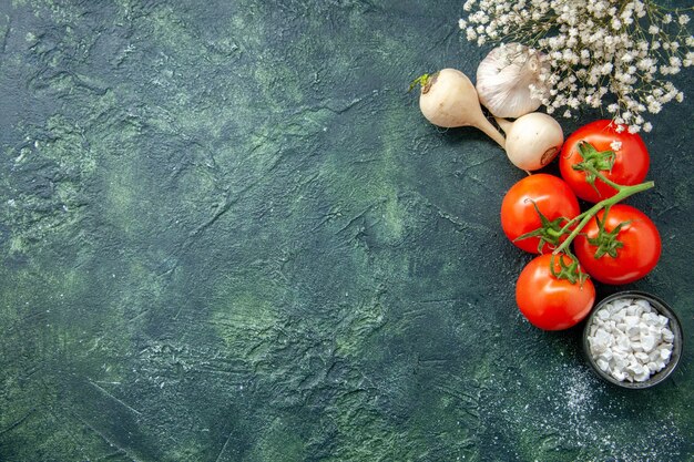 Vista superior de tomates rojos frescos con ajo sobre fondo oscuro, dieta saludable, ensalada, comida, comida, color, foto, espacio libre
