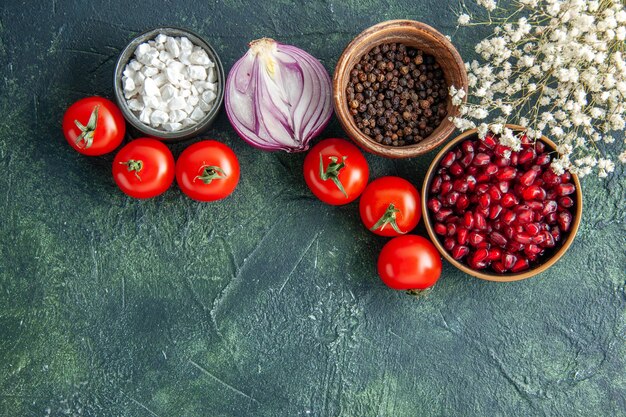 Vista superior de tomates rojos frescos con condimentos sobre un fondo oscuro, comida saludable, ensalada, comida, fotografía en color, dieta