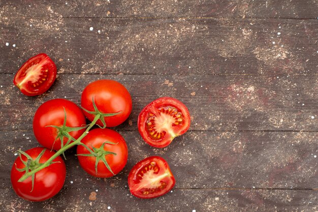 Foto gratuita vista superior tomates rojos frescos maduros y enteros en marrón