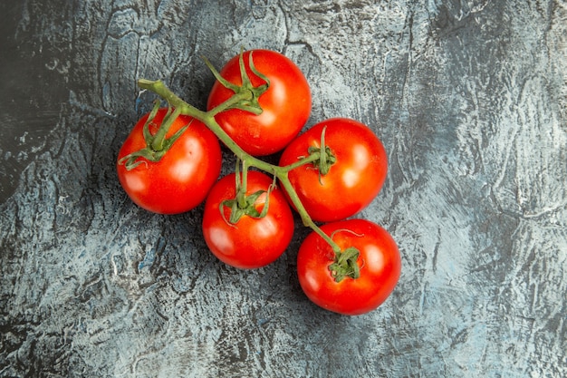 Vista superior de tomates rojos frescos en la mesa de luz oscura ensalada oscura salud