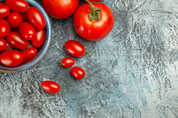 Vista superior de tomates rojos frescos en la mesa de luz oscura foto ensalada oscura salud
