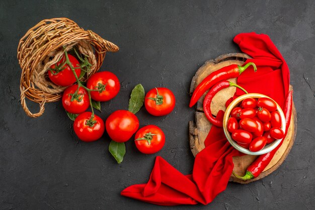 Vista superior de tomates rojos frescos con pimiento picante