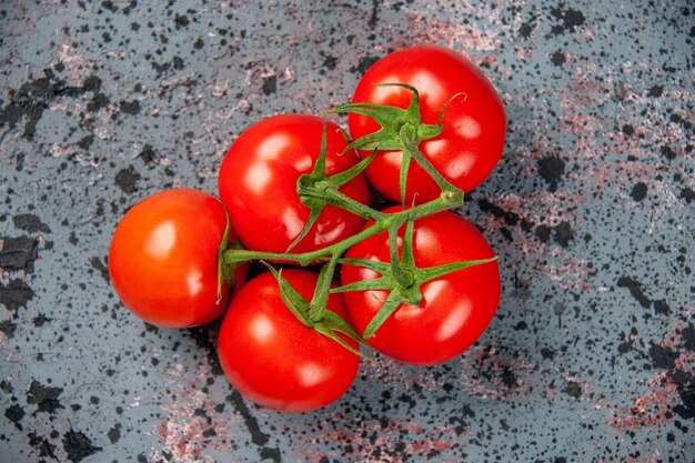 Vista superior de tomates rojos frescos en la superficie de la luz color de los alimentos comida fresca ensalada de verduras maduras