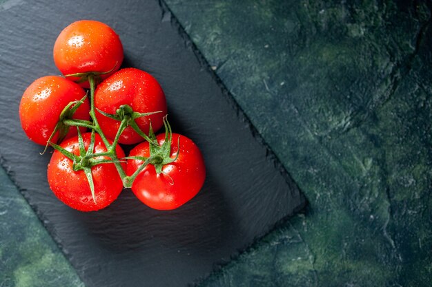 Vista superior de tomates rojos frescos en una superficie oscura crecer comida comida cena árbol ensalada de color maduro foto