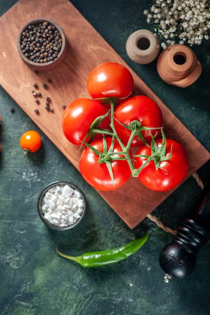Vista superior de tomates rojos frescos en la superficie oscura vegetal ensalada madura fresca comida comida color pimienta
