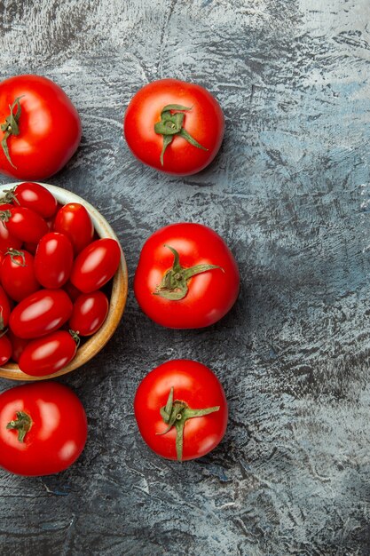 Vista superior de tomates rojos frescos