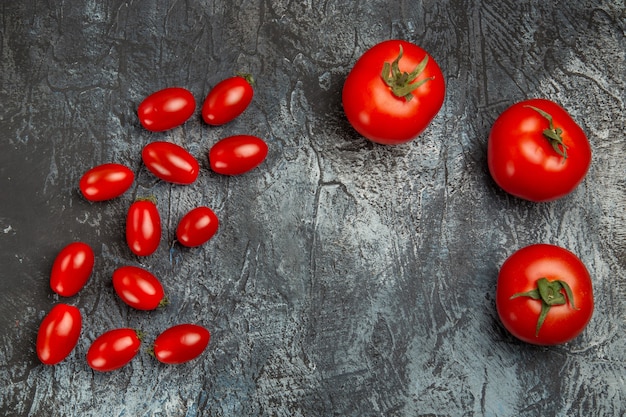 Vista superior de tomates rojos frescos