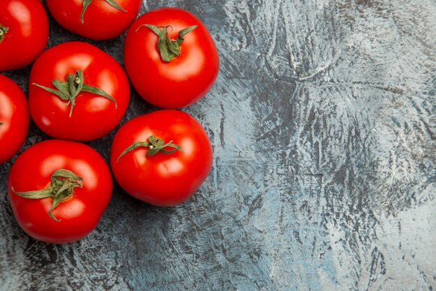 Vista superior de tomates rojos frescos