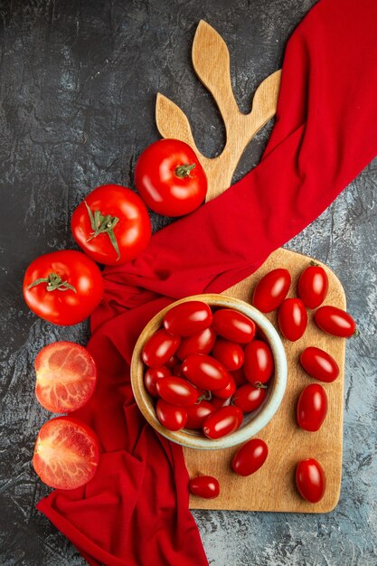 Vista superior de tomates rojos frescos