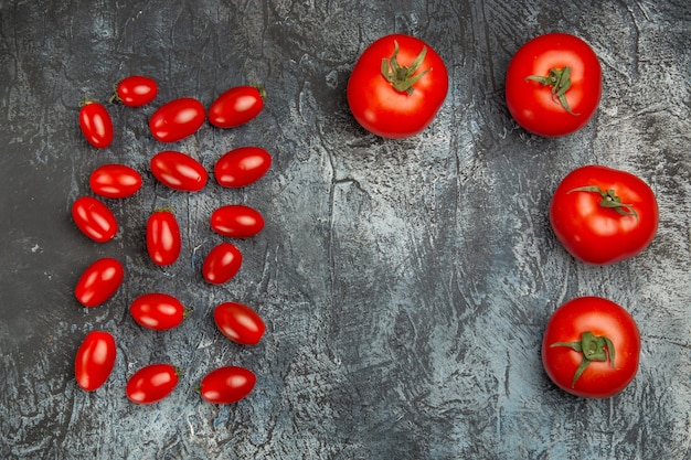 Vista superior de tomates rojos frescos